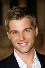 photo of person Mike Vogel