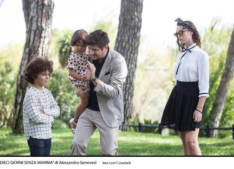 Fabio De Luigi, Angelica Elli, Bianca Usai y Matteo Castellucci en 10-dias-sin-mama