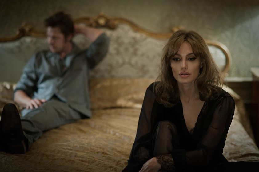 Brad Pitt y Angelina Jolie en Frente al Mar