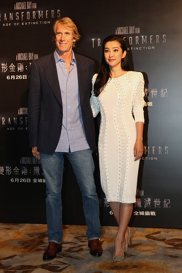 Michael Bay y Bingbing Li en Transformers: La Era de la Extinción (Premiere en Hong Kong. Junio 2014)