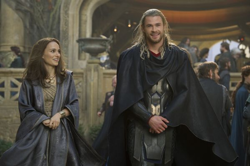 Natalie Portman y Chris Hemsworth en Thor. El Mundo Oscuro