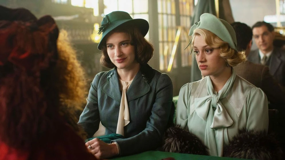 Rebecca Marder y Nadia Tereszkiewicz en mi-crimen