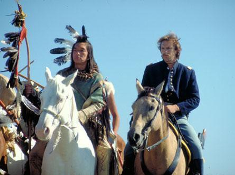 Kevin Costner y Graham Greene [II] en Bailando con Lobos