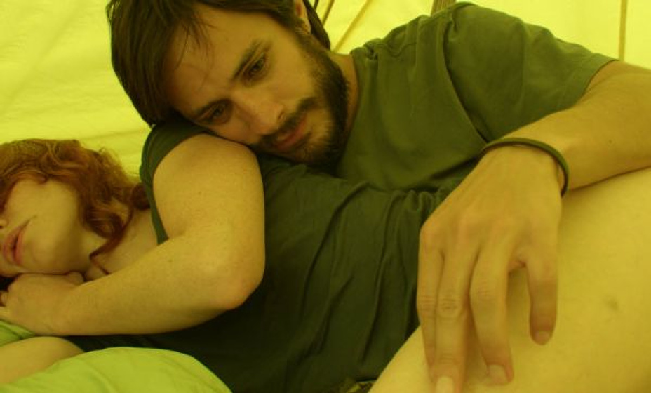 Gael García Bernal y Hani Furstenberg en Un Planeta Solitario