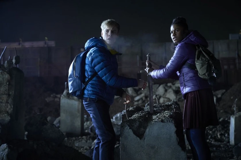 Tom Taylor y Rhianna Dorris en el-nino-que-pudo-ser-rey