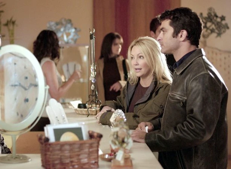 Heather Locklear y Johnathon Schaech en angels-fall