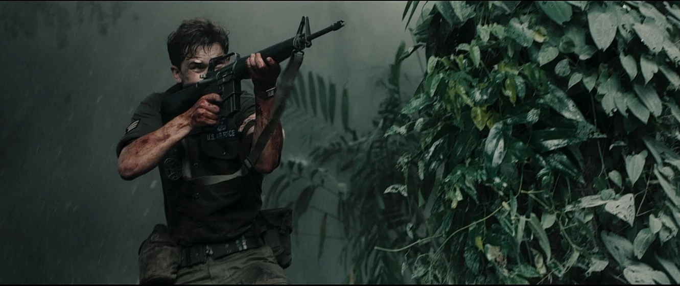Jeremy Irvine en con-todos-los-honores