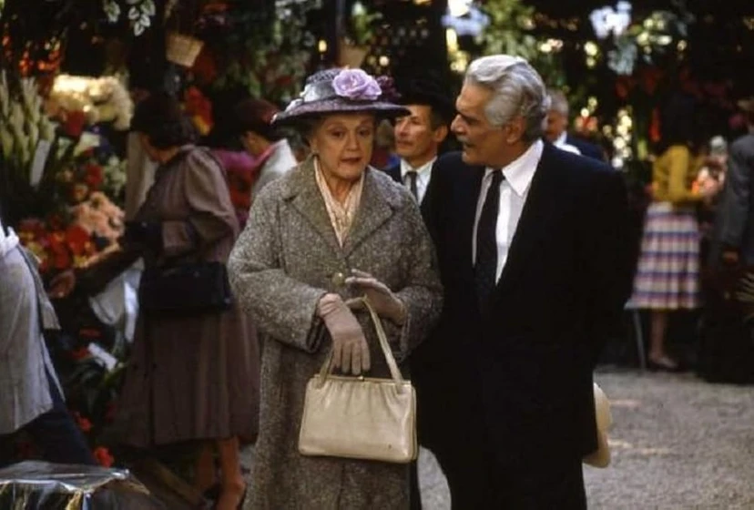 Omar Sharif y Angela Lansbury en la-senora-harris-va-a-paris