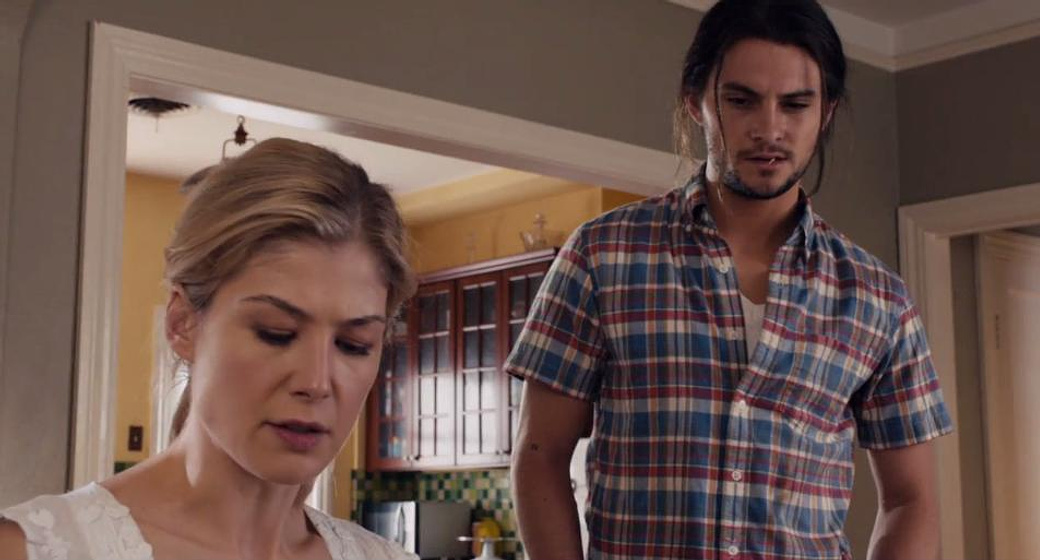 Rosamund Pike y Shiloh Fernandez en Devolver al Remitente