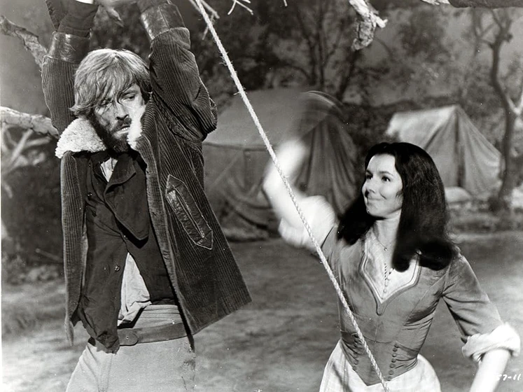 John Drew Barrymore y Kathryn Hays en tierra-salvaje-1969