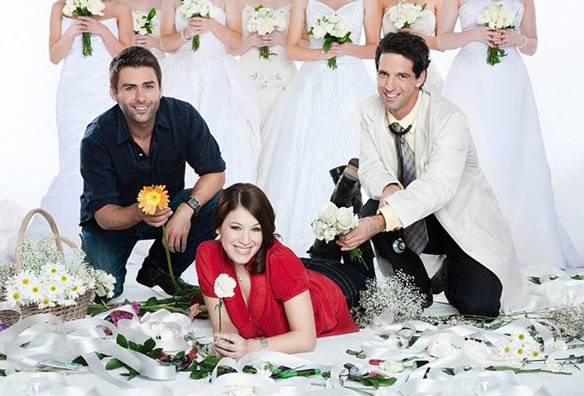 Marla Sokoloff, Terry Maratos y Kieren Hutchison en Romance entre las Flores