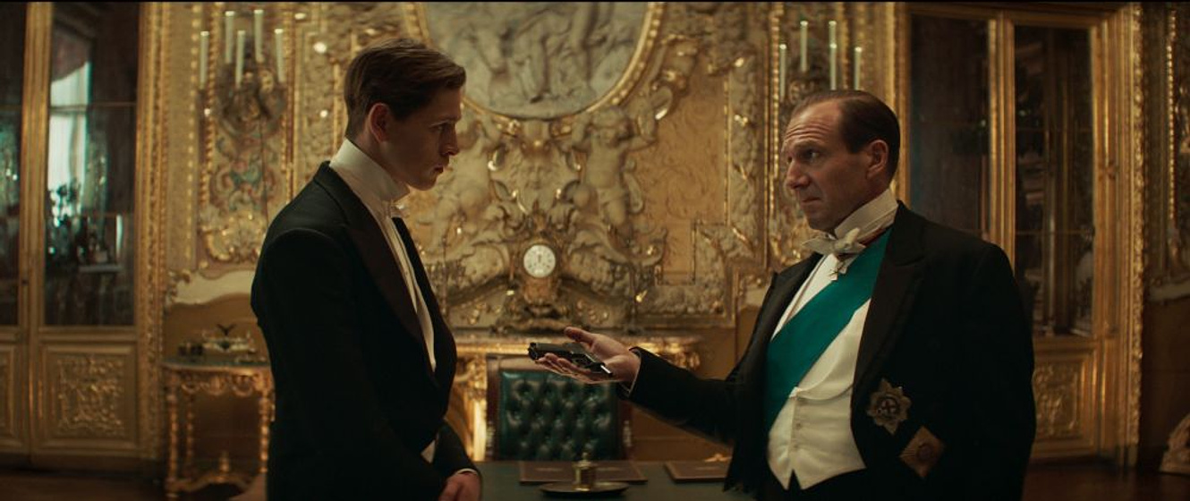 Ralph Fiennes y Harris Dickinson en The King's man: La Primera misión