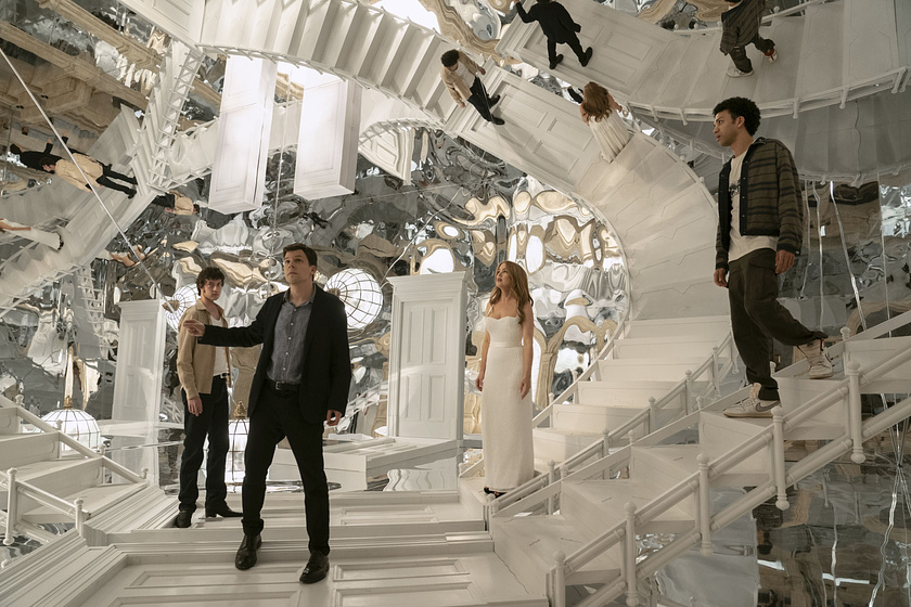 Isla Fisher, Jesse Eisenberg, Justice Smith y Dominic Sessa en Ahora me ves. Ahora no