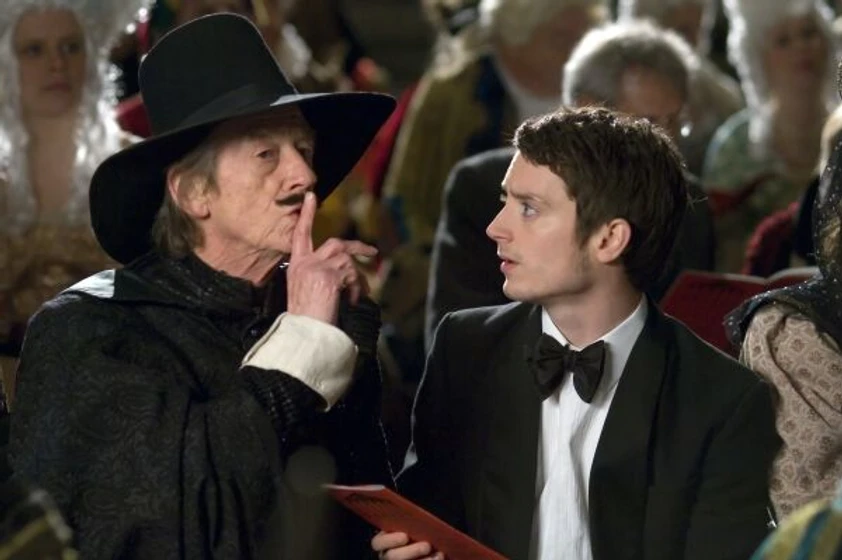 John Hurt y Elijah Wood en los-crimenes-de-oxford