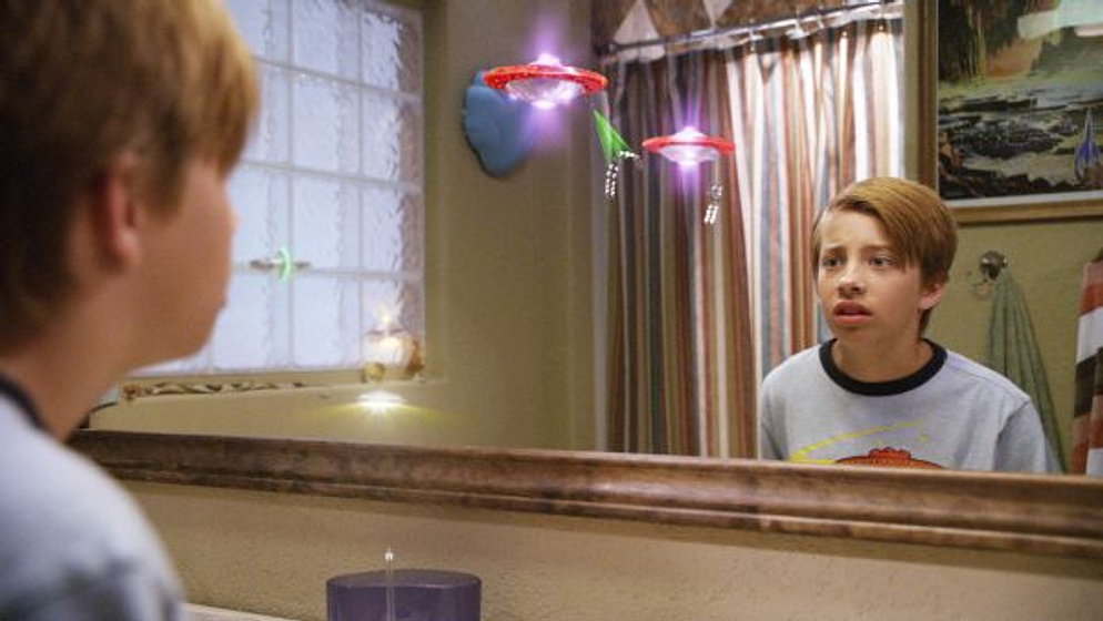 Jimmy Bennett en Shorts. La Piedra mágica