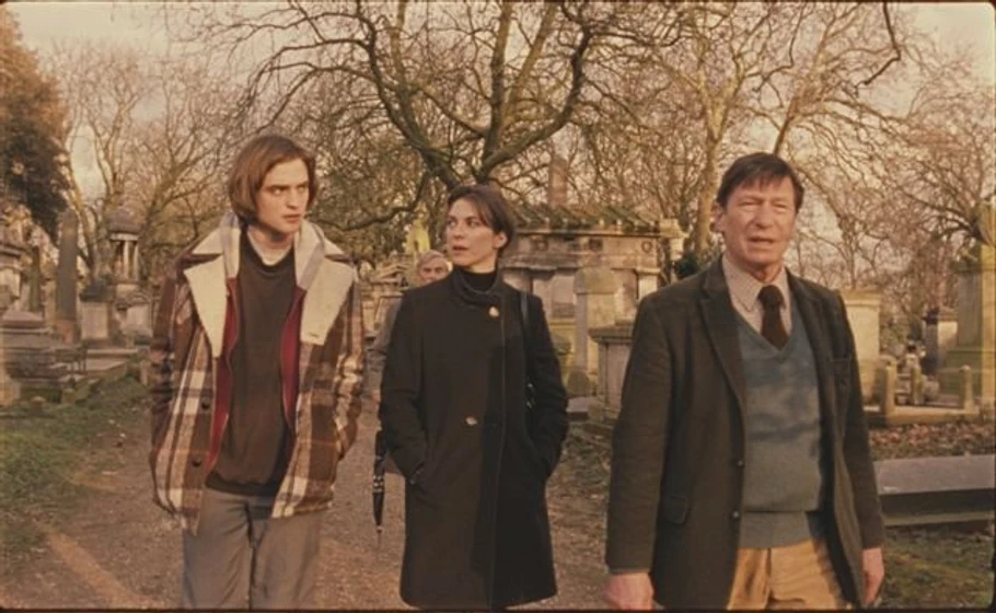 Rebecca Pidgeon, Robert Pattinson y Michael Irving en how-to-be