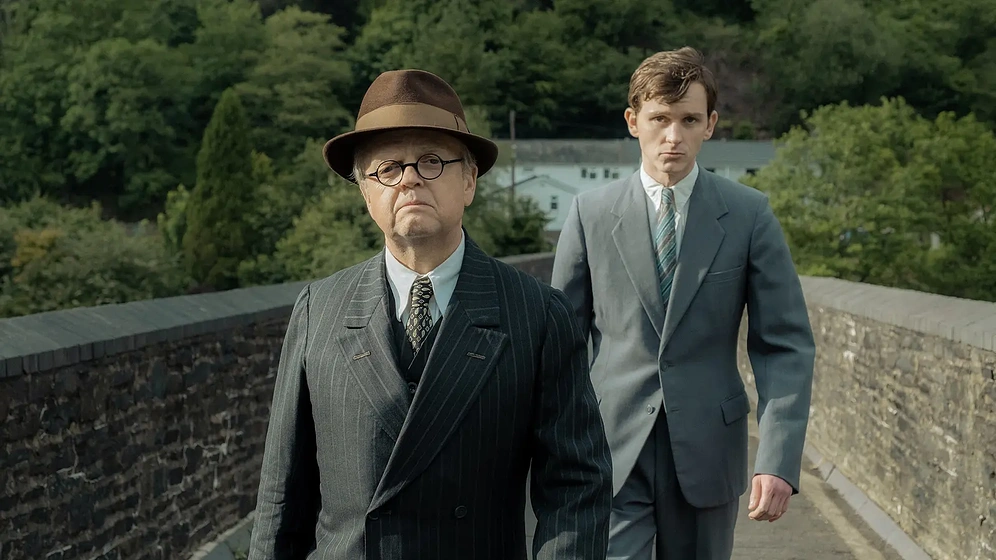 Toby Jones y Harry Lawtey en Mr. Burton
