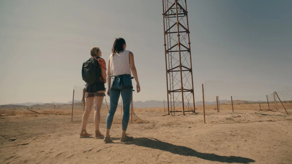 Virginia Gardner y Grace Caroline Currey en fall
