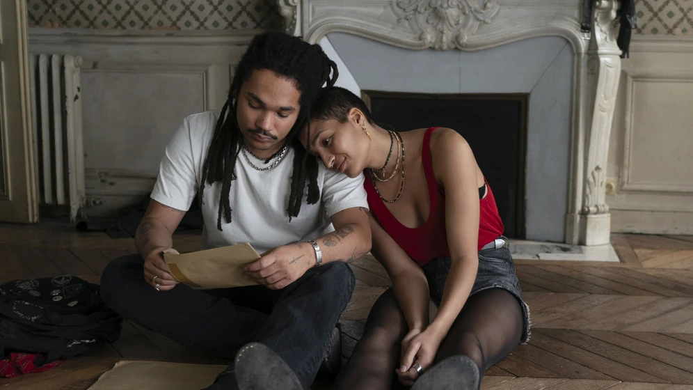 Indya Moore y Luka Sabbat en father-mother-sister-brother