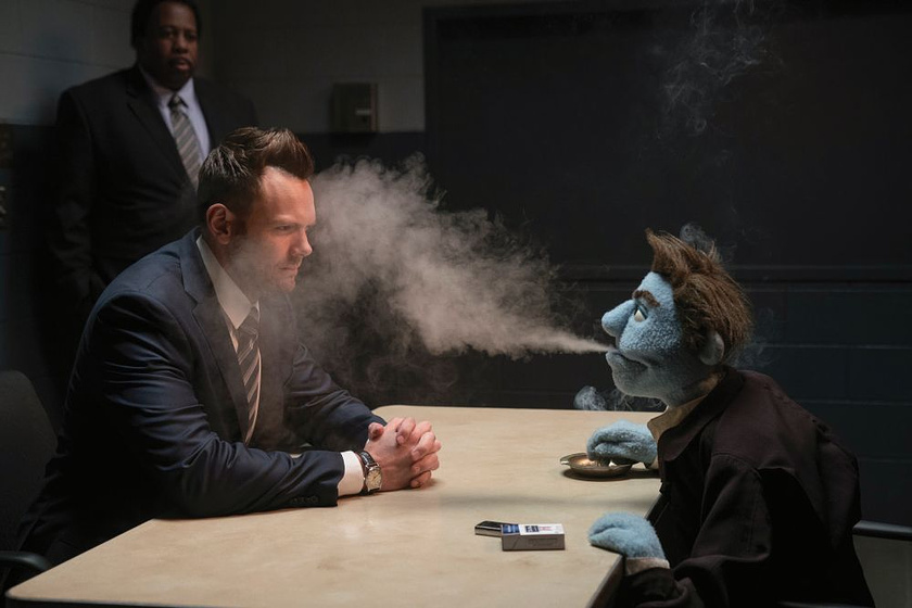 Joel McHale en ¿Quién está matando a los Moñecos?