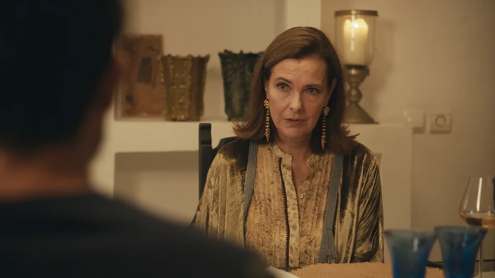 Carole Bouquet en behind-the-palm-trees