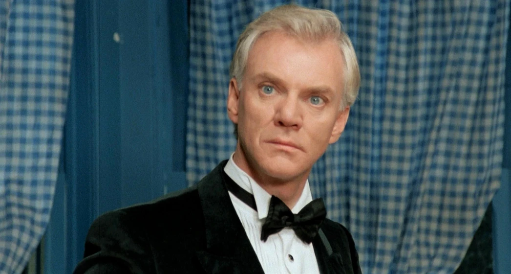 Malcolm McDowell en the-caller-el-visitante