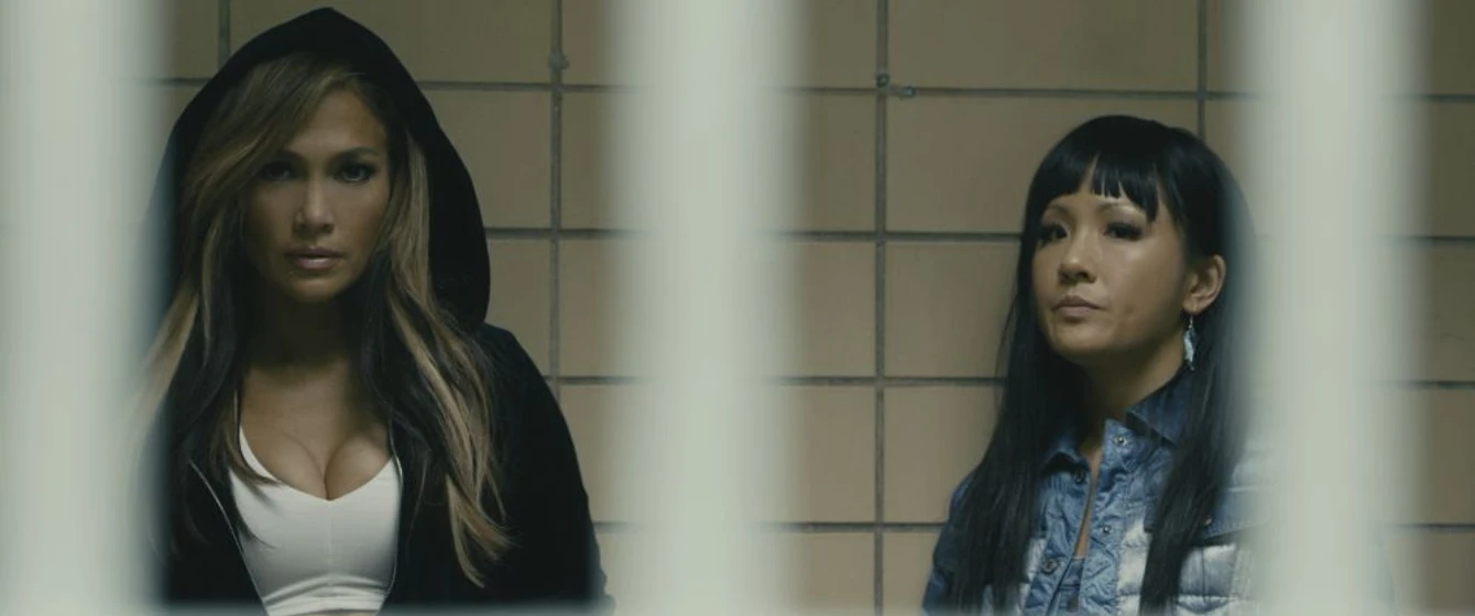Jennifer Lopez y Constance Wu en estafadoras-de-wall-street