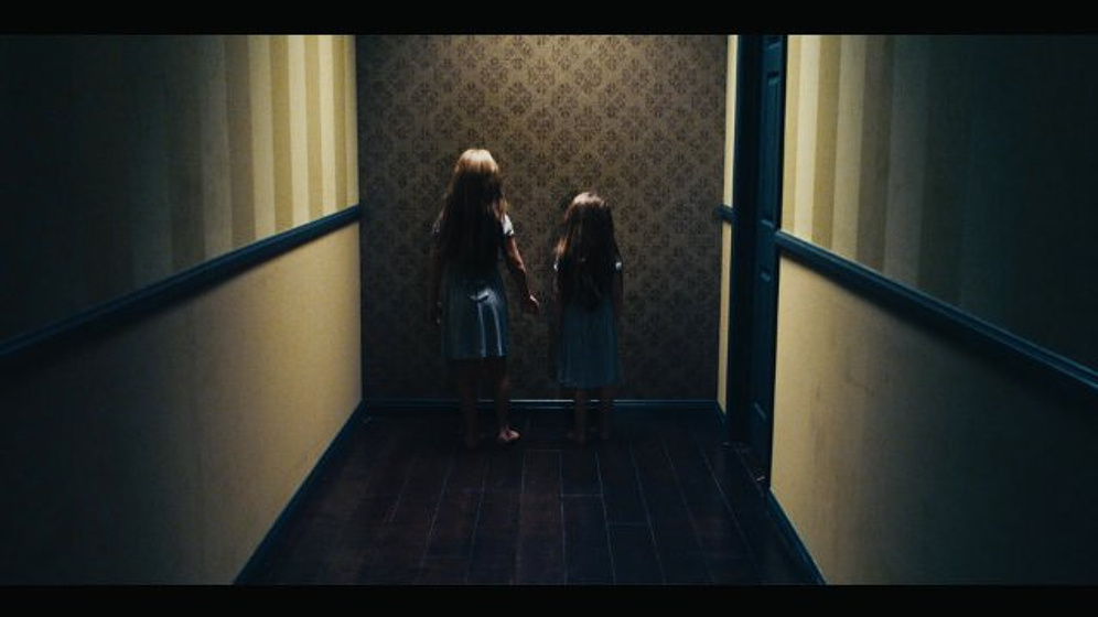 Taylor Geare y Claire Geare en Detrás de las paredes