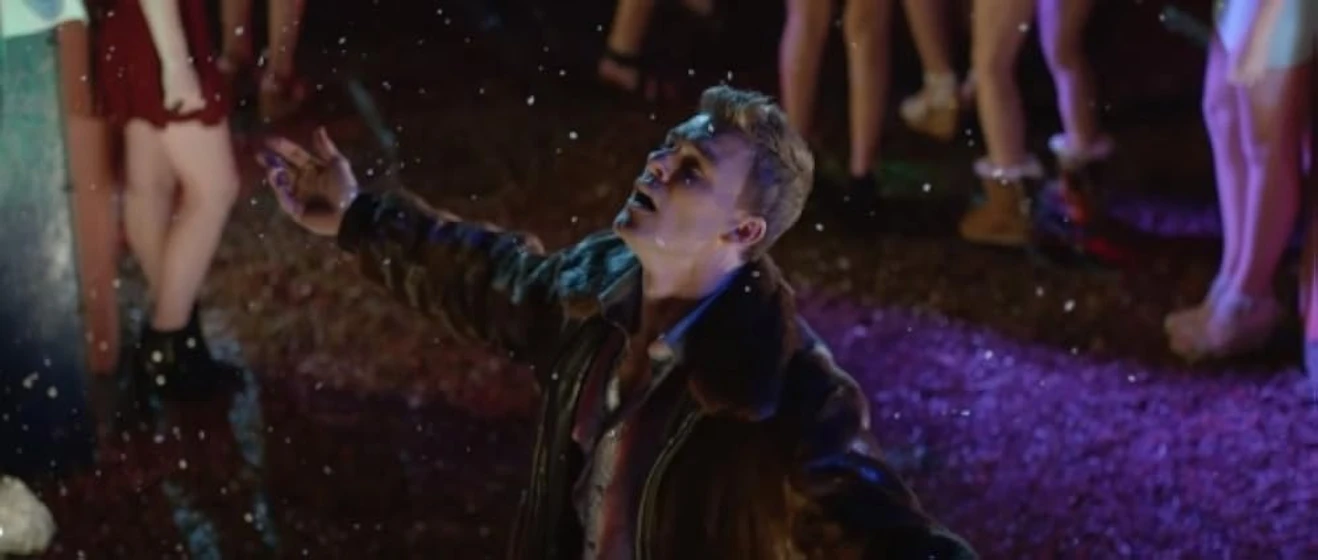Alan Ritchson en blue-mountain-state-the-rise-of-thadland