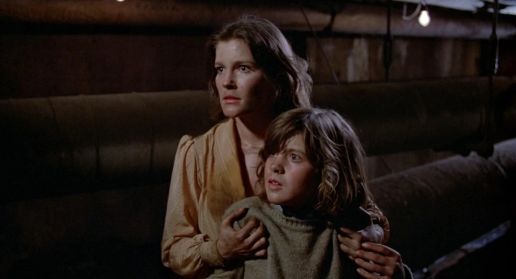 Kate Mulgrew y Shawn von Schreiber en un-extrano-esta-mirando