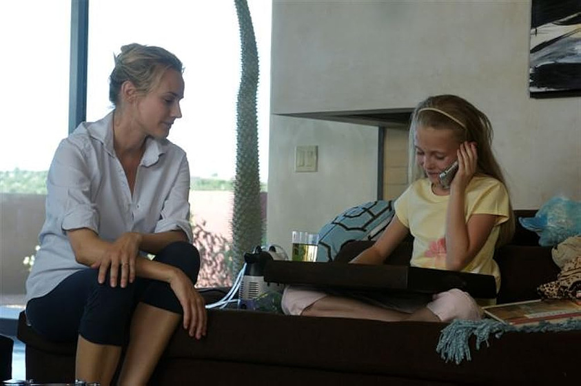 Diane Kruger y Mia Stallard en inhale