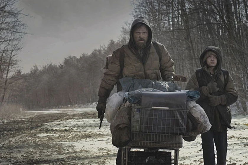 Viggo Mortensen y Kodi Smit-McPhee en the-road-la-carretera