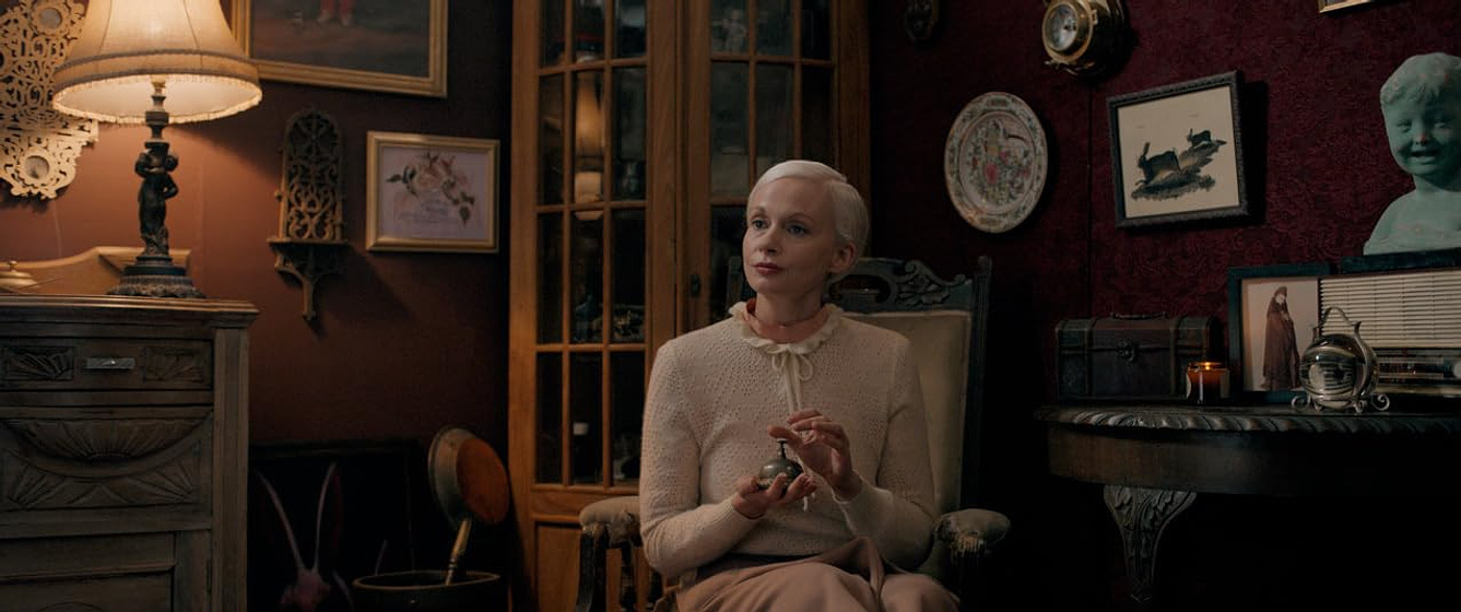 Carolyn Bracken en Oddity