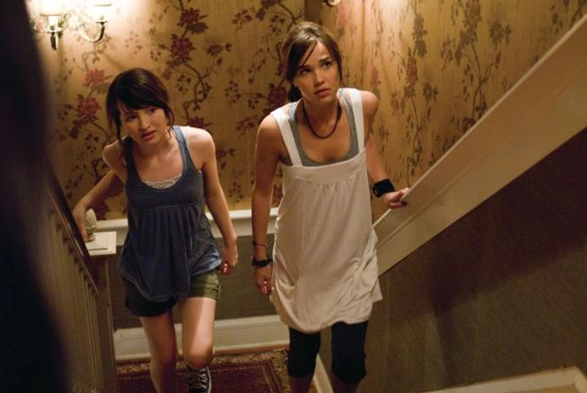 Emily Browning y Arielle Kebbel en Presencias Extrañas