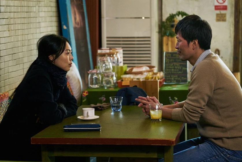 Jae-yeong Jeong y Kim Min-hee en en-la-playa-sola-de-noche