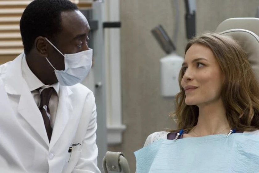 Don Cheadle y Saffron Burrows en en-algun-lugar-de-la-memoria