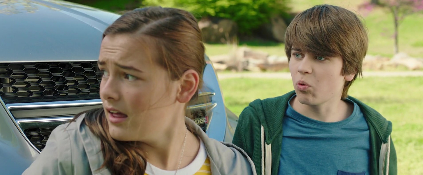 Sophia Alongi y Jude Manley en Las Aventuras de A.R.I.: Mi Amigo Robot
