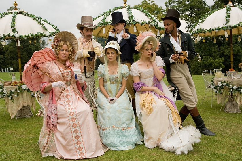 JJ Feild, Jennifer Coolidge, Keri Russell, James Callis, Georgia King y Ricky Whittle en En Tierra de Jane Austen