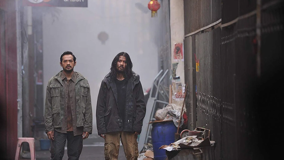 Oka Antara y Chicco Jerikho en Foxtrot Six