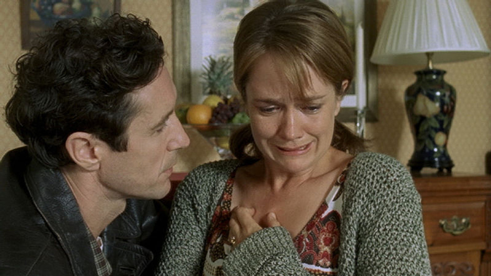 Paul McGann y Poppy Miller en Unidos por la sospecha
