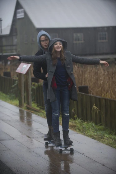 Chloë Grace Moretz y Jamie Blackley en si-decido-quedarme
