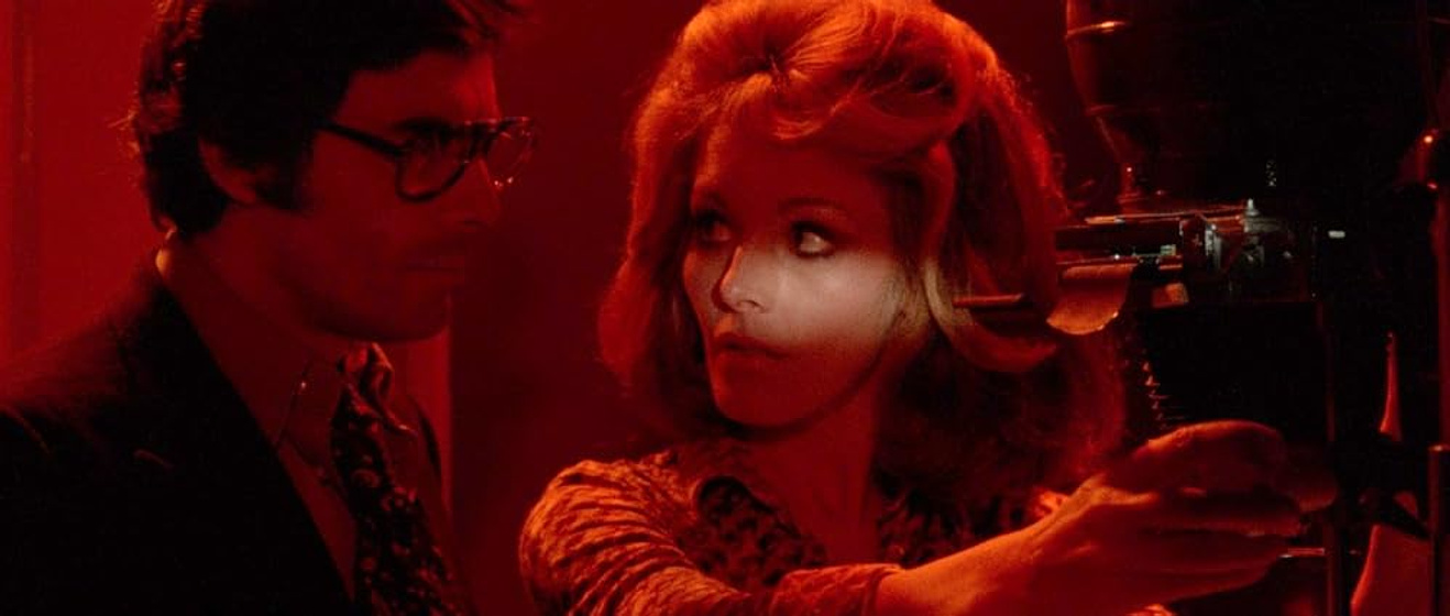 Anita Strindberg y George Hilton en la-cola-del-escorpion