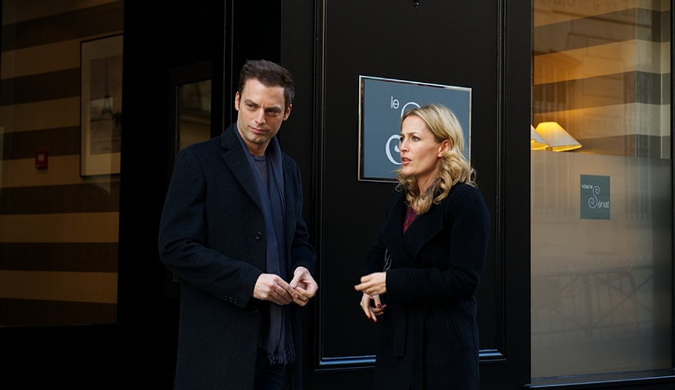 Gillian Anderson y Justin Kirk en Mi Amigo Mr. Morgan