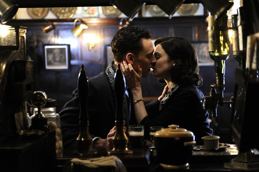 Rachel Weisz y Tom Hiddleston en The Deep Blue Sea