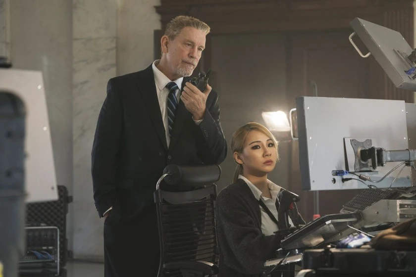John Malkovich y Chae-rin Lee en milla-22