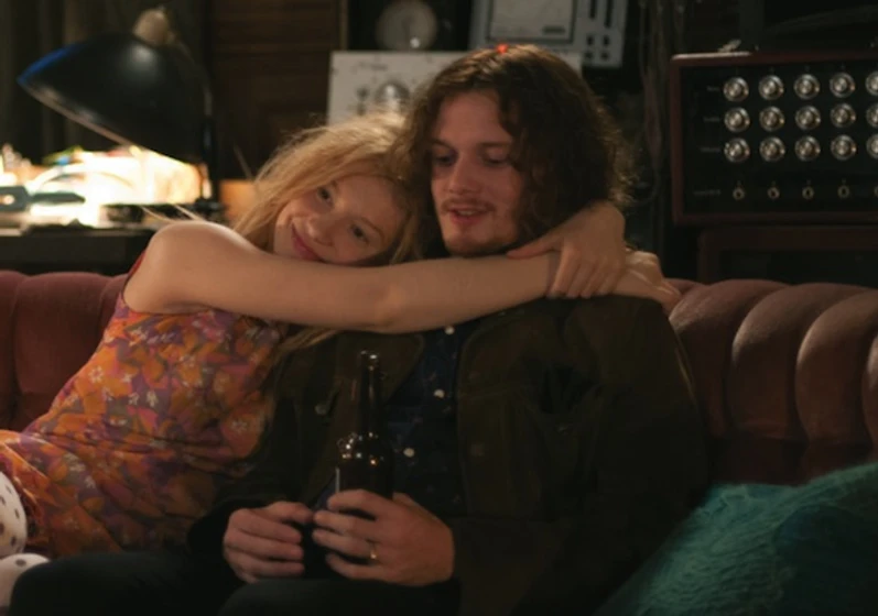Anton Yelchin y Mia Wasikowska en Solo los amantes sobreviven
