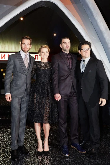 J.J. Abrams, Chris Pine, Alice Eve y Zachary Quinto en Star Trek. En la oscuridad (Premiere en Moscú. Abril 2013)