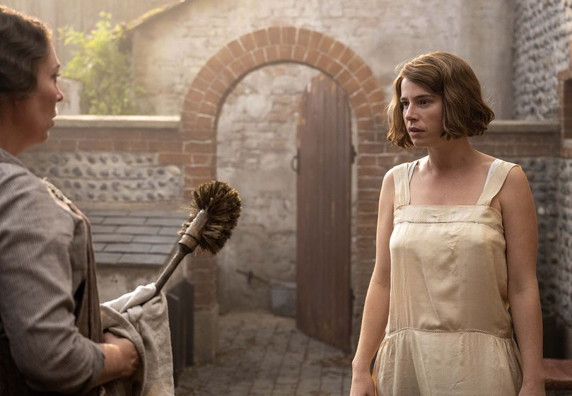 Olivia Colman y Jessie Buckley en Pequeñas Cartas indiscretas