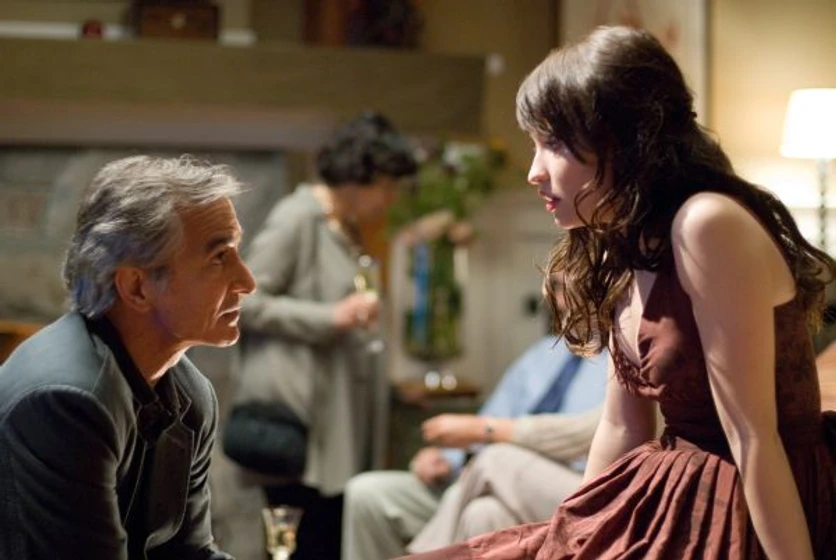 David Strathairn y Emily Browning en presencias-extranas