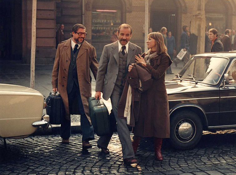 Armin Mueller-Stahl y Jenny Gröllmann en The Flight